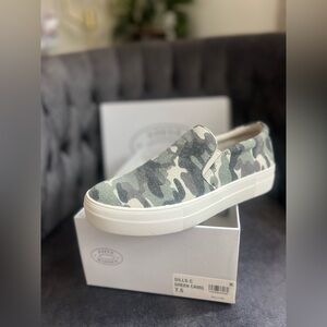 NIB | Steve Madden | Gills-C Camo Slip On Sneaker